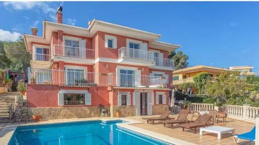 Traditional style villa with a pool in Palmanova